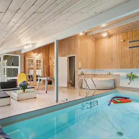 Cozy In With Outdoor Swimming Pool Holiday home